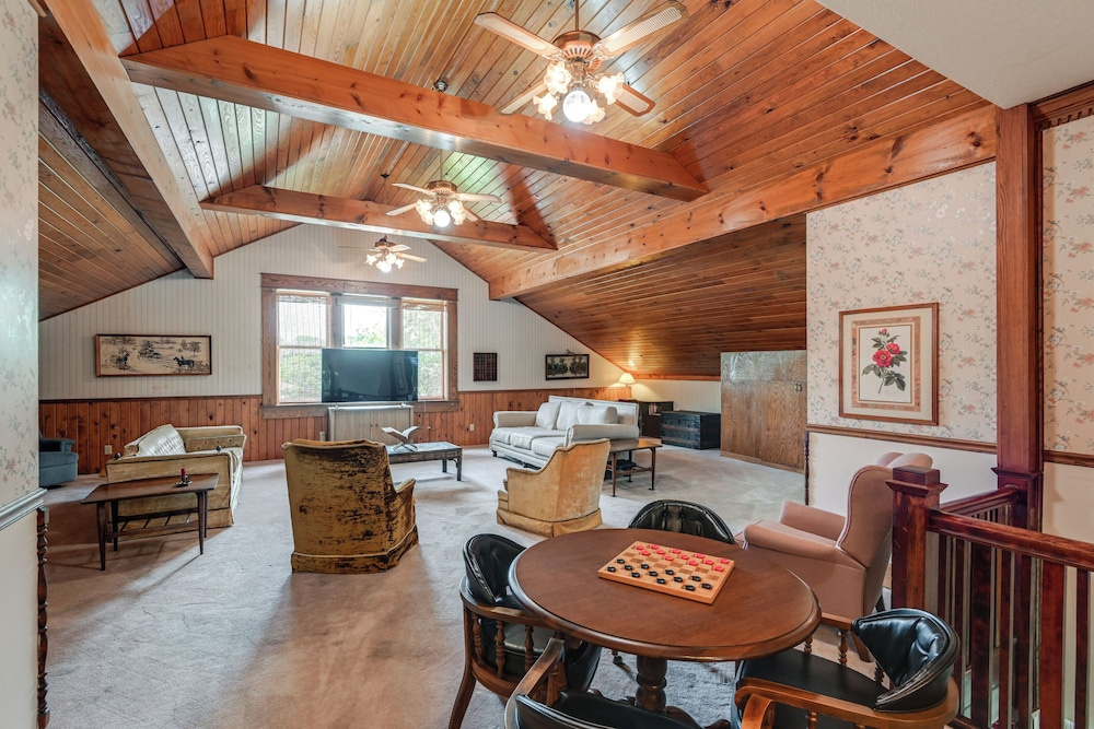 Walk to Lawrenceburg Square: Home for Large Groups