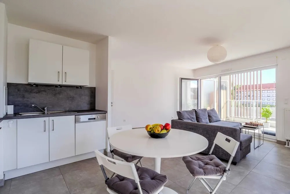 Pretty One-bedroom Apartment of 70m² With Balcony - Strasbourg