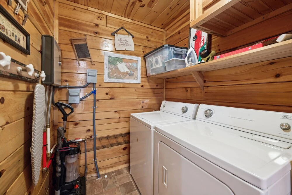 Wildberry Retreat 1 Bedroom Cabin by RedAwning