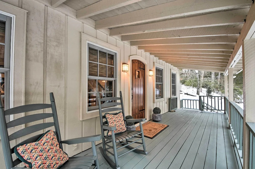 2 Living Areas + Fireplace: Mirror Lake Cottage!