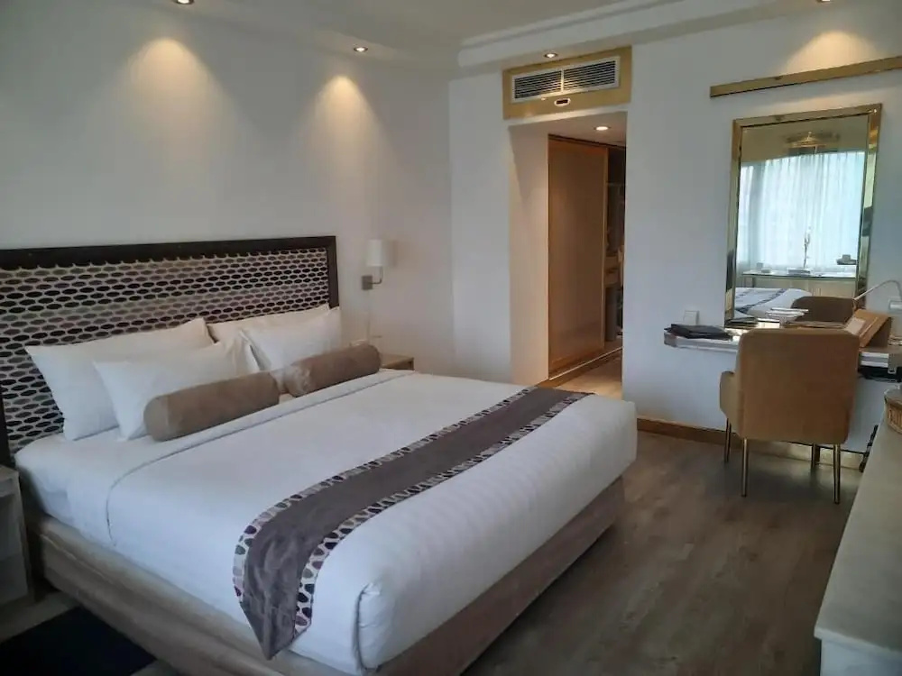 Hotel Razmoni Isha Kha International