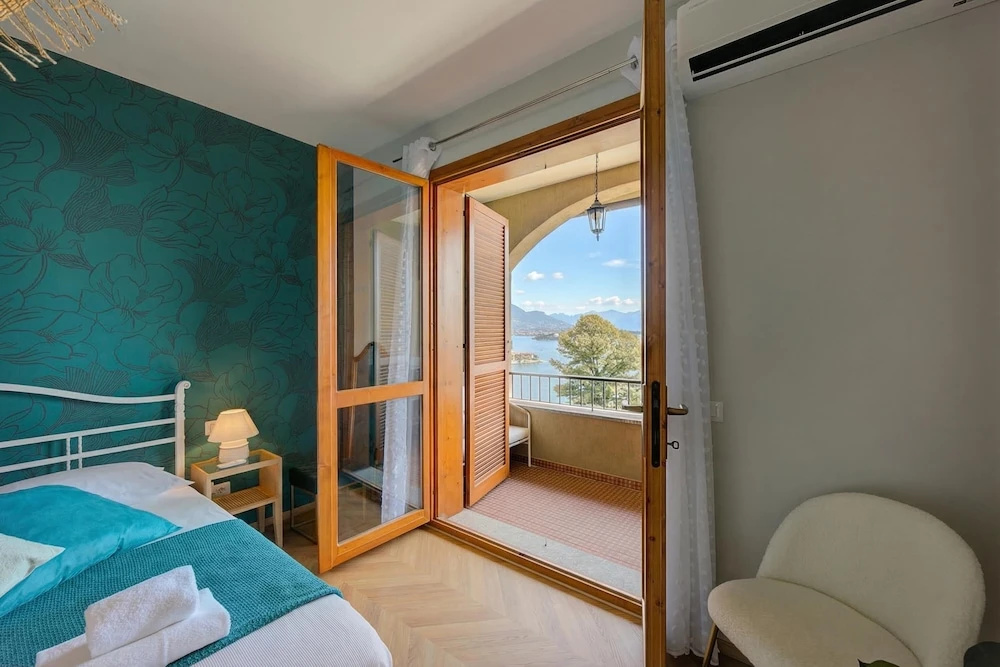 Pandora Lake View Stresa