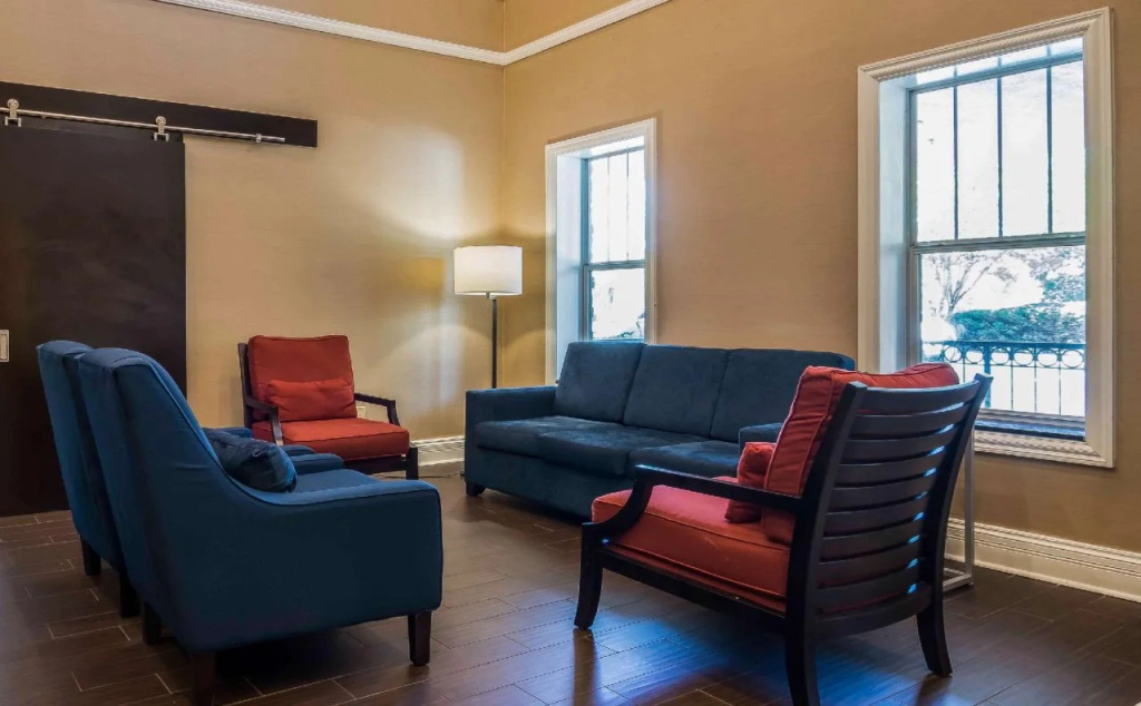Comfort Inn & Suites near Six Flags