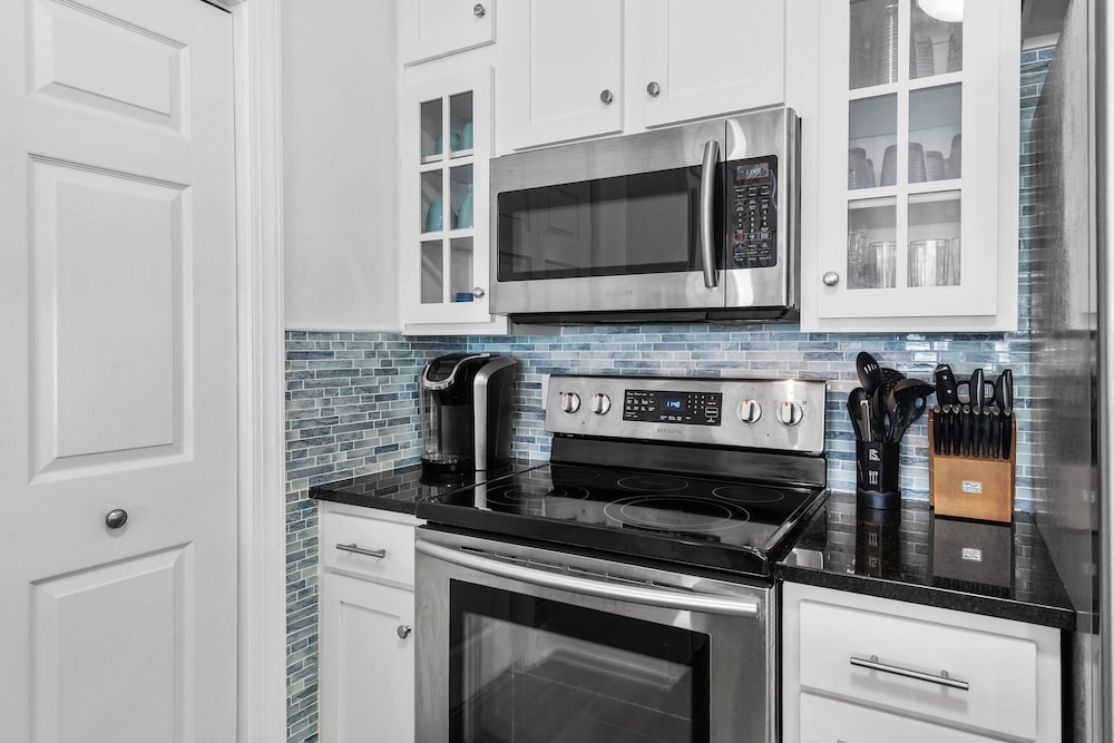 Pavilion Palms 103b