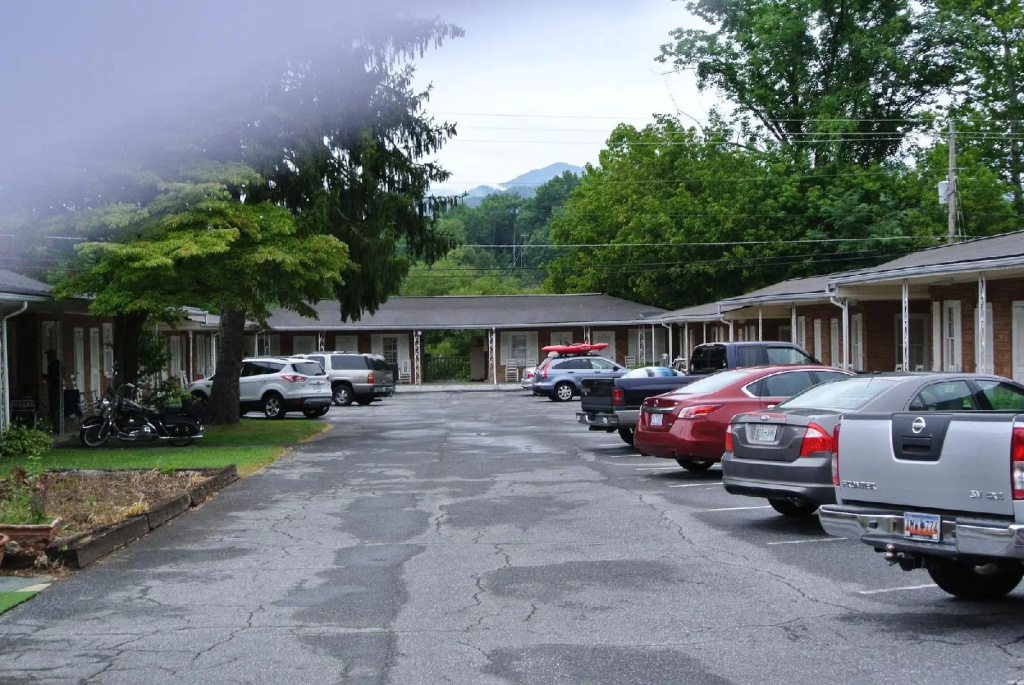 RoseWood Inn