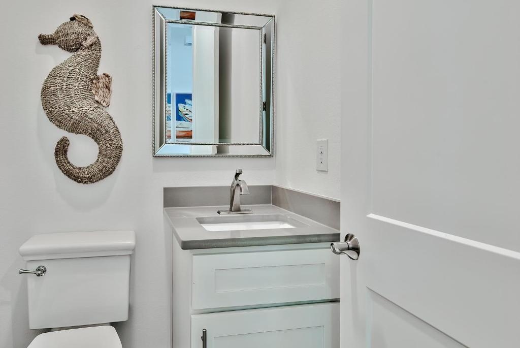 Private Pool-Grill! Walk to Beach-Restaurants - 2 Master Bedrooms!