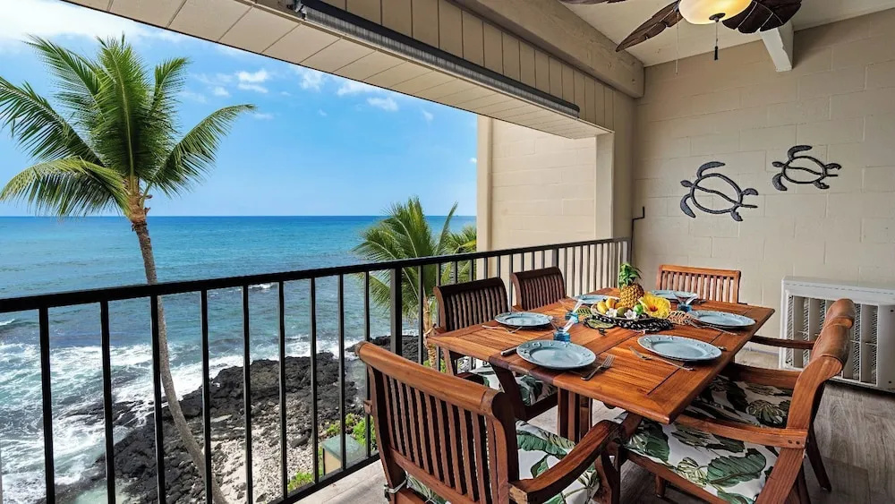 Stunning Top Floor Ocean Front Condo AC & Wifi