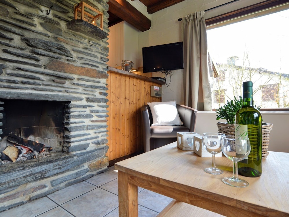 Cozy Holiday Home in Wooded Surroundings
