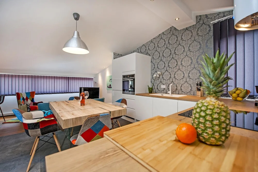Lakovich Sea view Apartment by Irundo