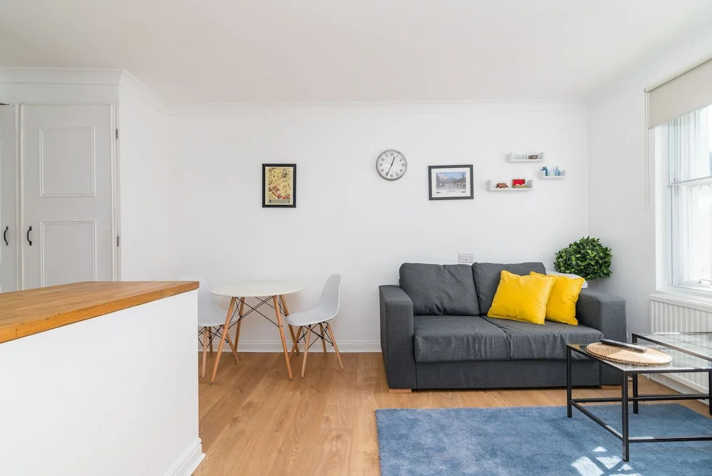 Bright Studio Flat, Amazing Location!