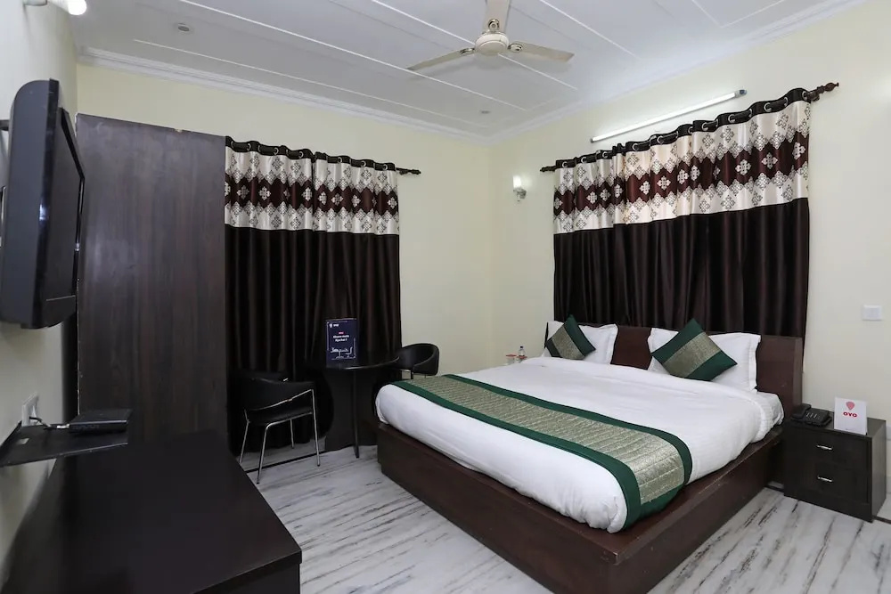 OYO 11606 Hotel K R Group