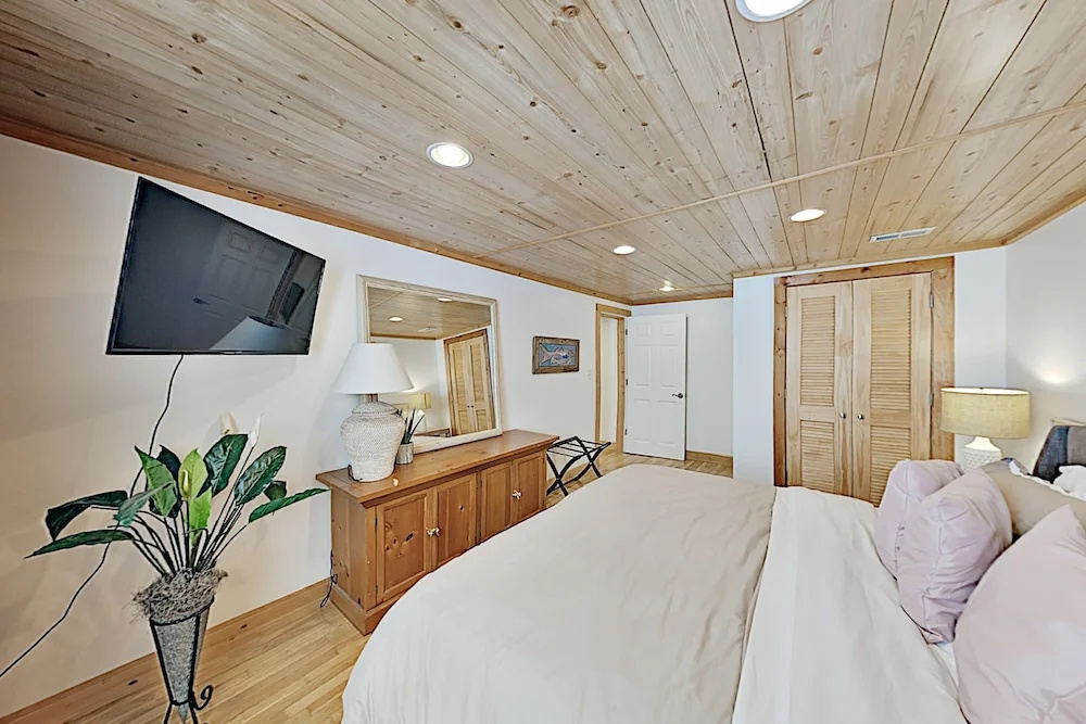 The Lime House W/ 2 Kitchens & Large Fenced Yard 4 Bedroom Home