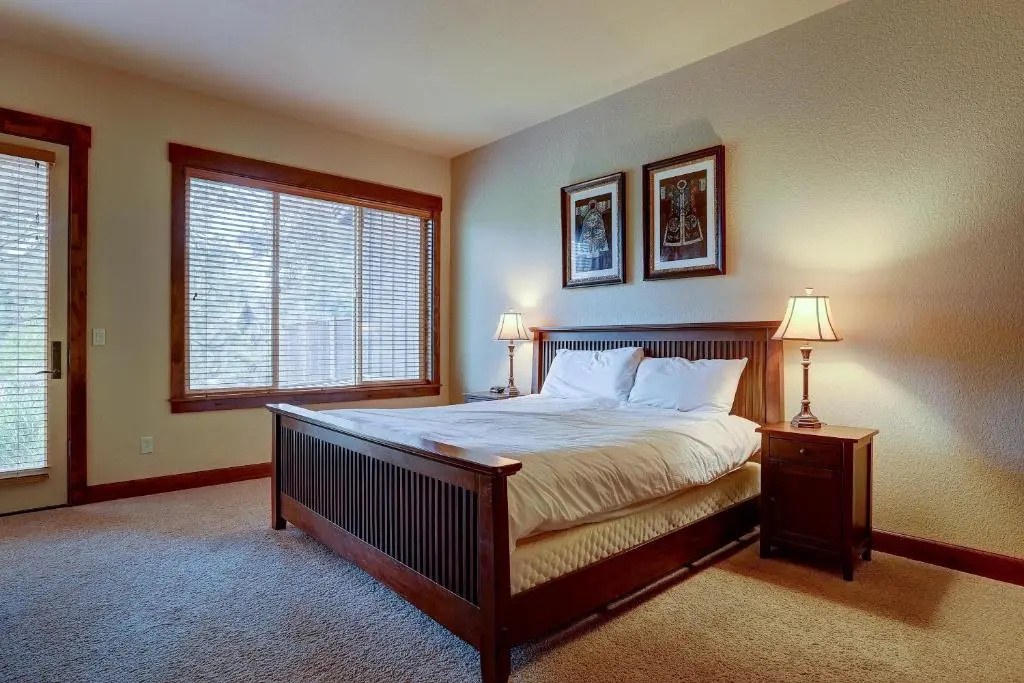 Points West-AC-4BR/2.5BA