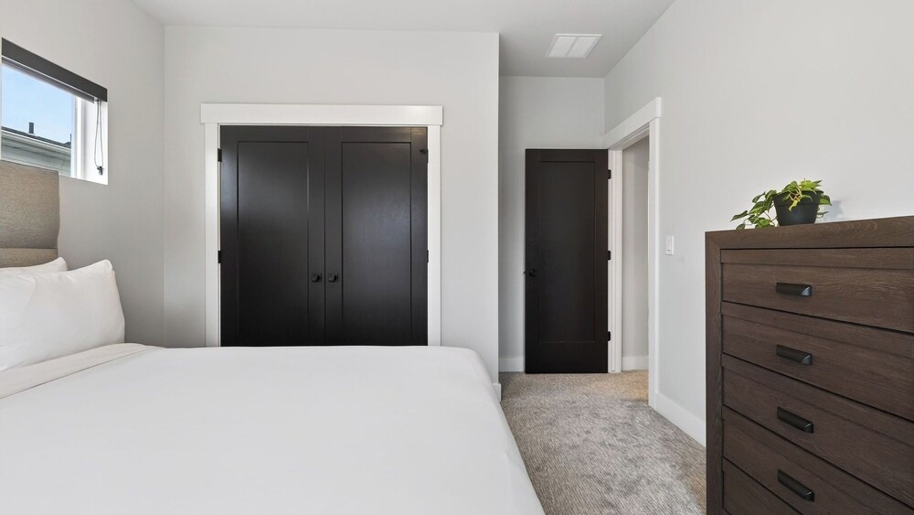 Poppy Peak by Avantstay Hot Tub + Game Room Near Skiing + Trails Spacious Park City Escape