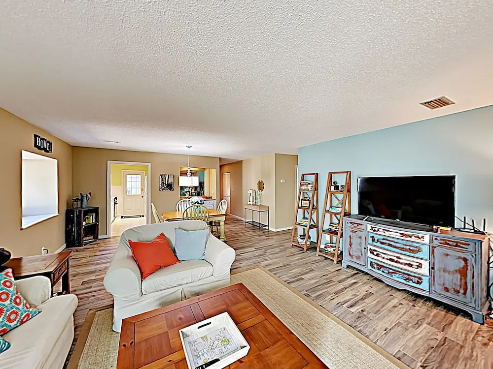 New Listing! Wooded Sanctuary On Golf Course W/pool 2 Bedroom Condo