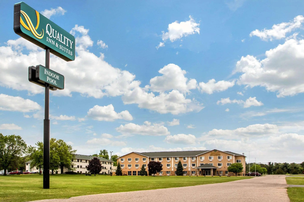 Quality Inn & Suites Wisconsin Dells Downtown - Waterparks Area Newly renovated 2026