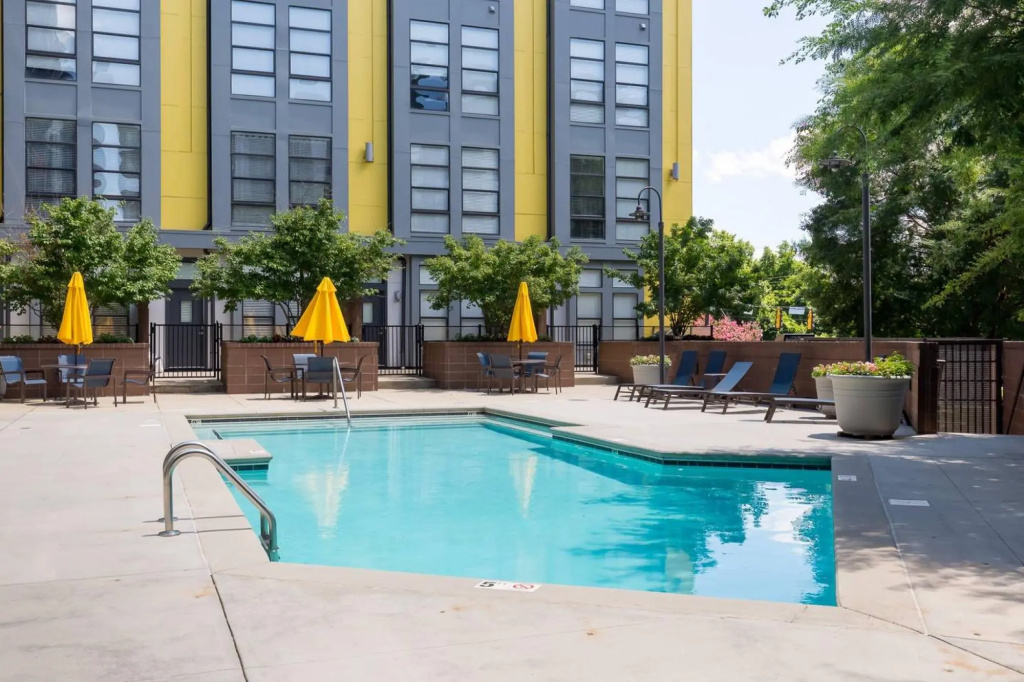 Vibrant 2-Story Apartment with Apple TV