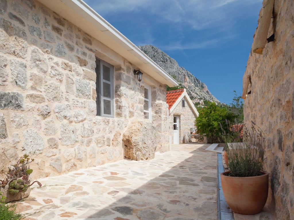 Villa in Podgora with Pool near Beach