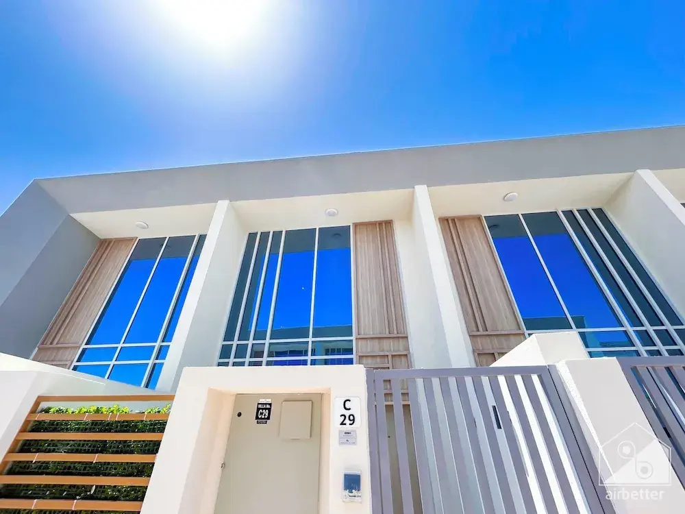Luxury 1-br Villa in Rukan: Dubai Skyline Views!