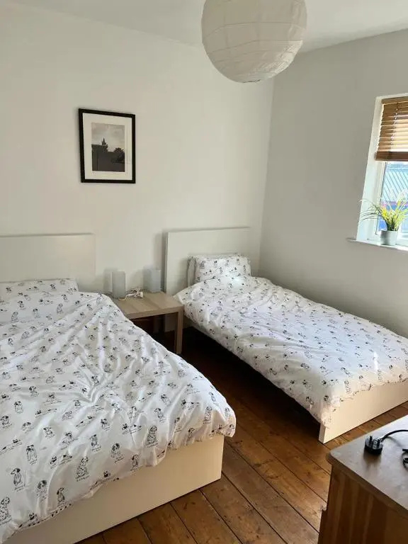 Spacious 3 bedroom house close to city centre