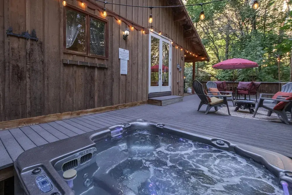 Bear Paw 2 Bedroom Home by NW Comfy Cabins by RedAwning