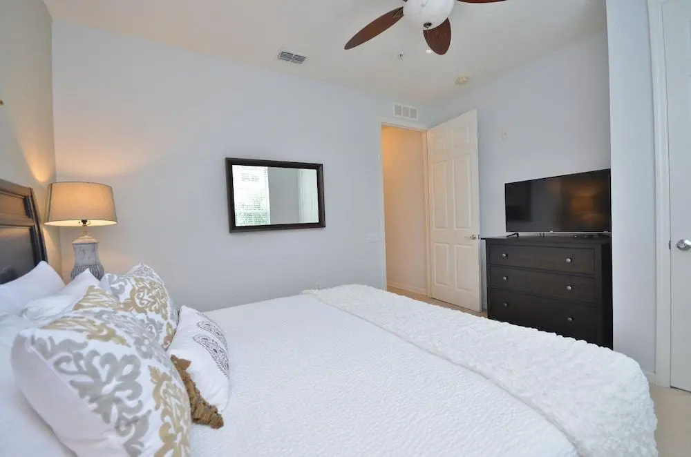Palmavera Deluxe 3 Bedroom Condo by Redawning
