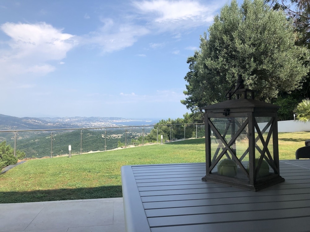 Uxurious Villa in Fréjus With Heated Pool & Panoramic View