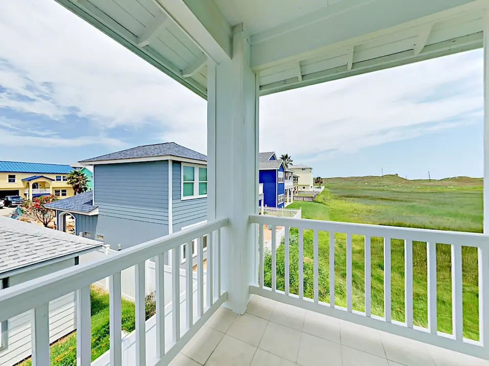 3BR Townhome with Tower Views by RedAwning