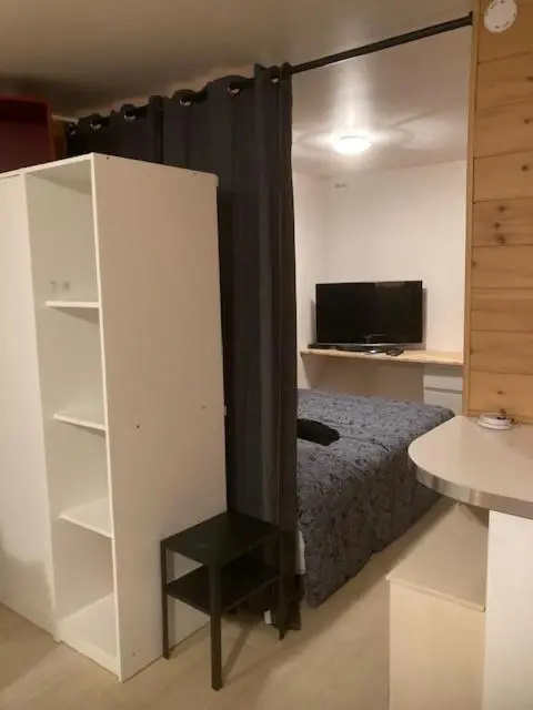 EXIGEHOME-Grand Studio en plein centre de Saint Germain en Laye
