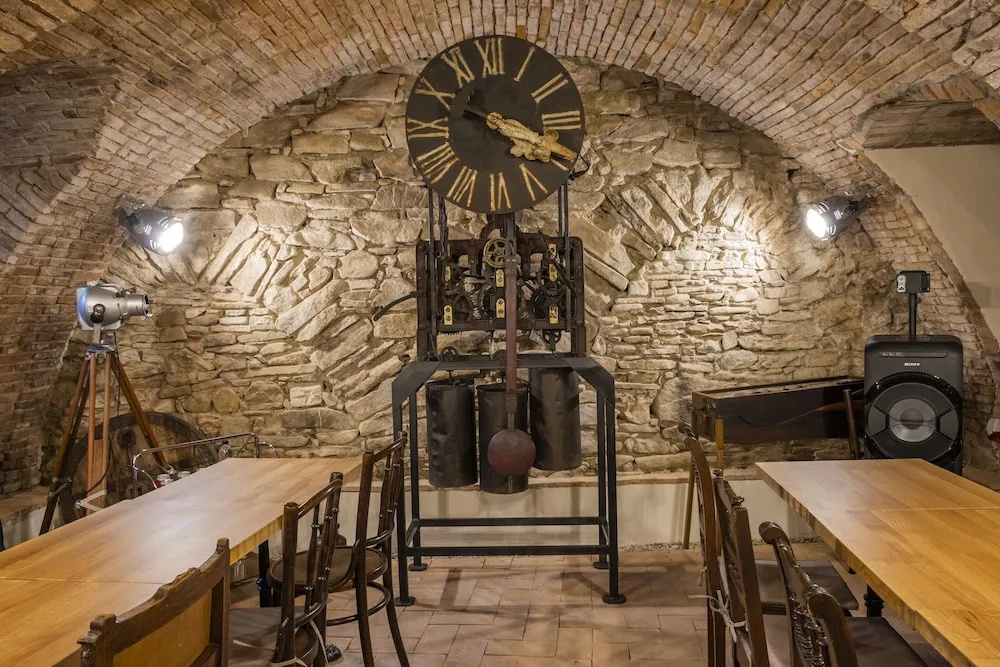 The Throne - M Museum Hotel