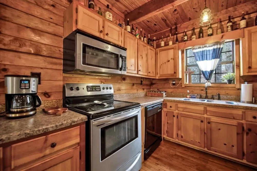 Bear Hug Lodge - Charming Cabin In Coosawattee River Resort - Pet Friendly