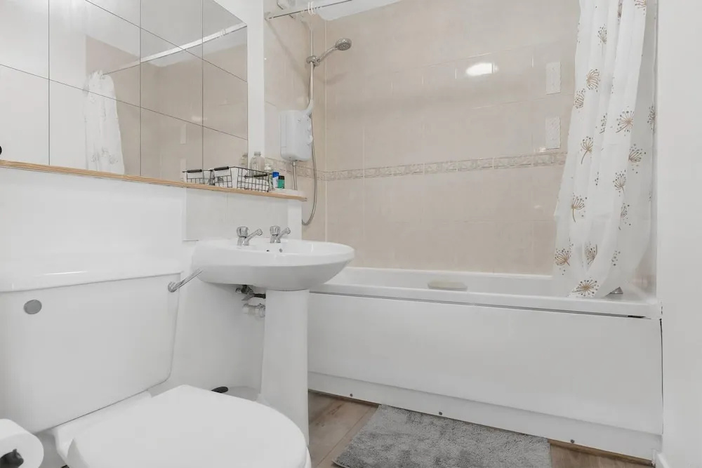 Cozy Edinburgh 2BR With CAR Parking