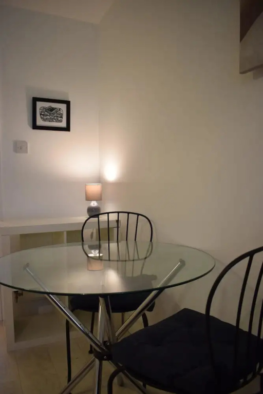 1 Bedroom Flat 5 Minutes Away From Stephens Green