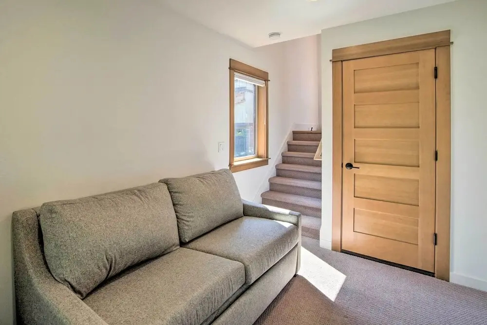Charming Cle Elum Townhome w/ Balcony & Views