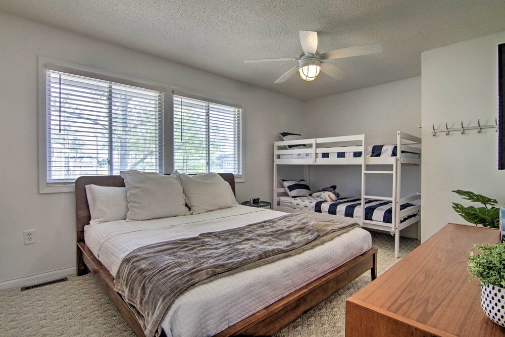 1 Mi to Beach & Boardwalk: Family Townhome