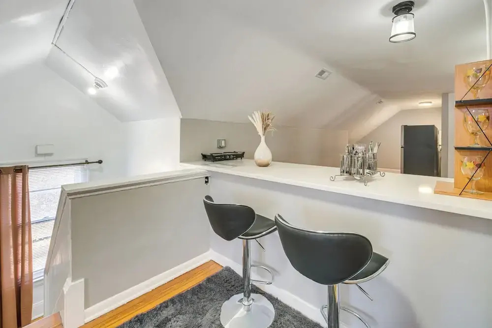 Walk to Coventry Village Charming Top-Floor Unit!