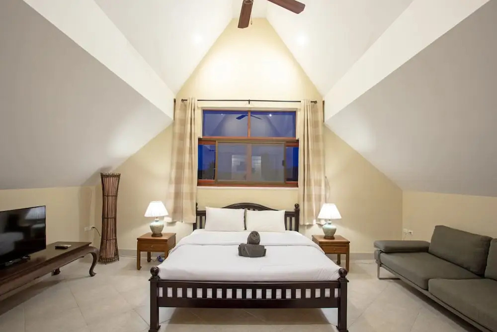 Beautiful 5BR Villa Felicity, Pool & Garden, near Naiharn