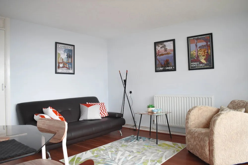 2 Bedroom Flat With Balcony Overlooking the Sea