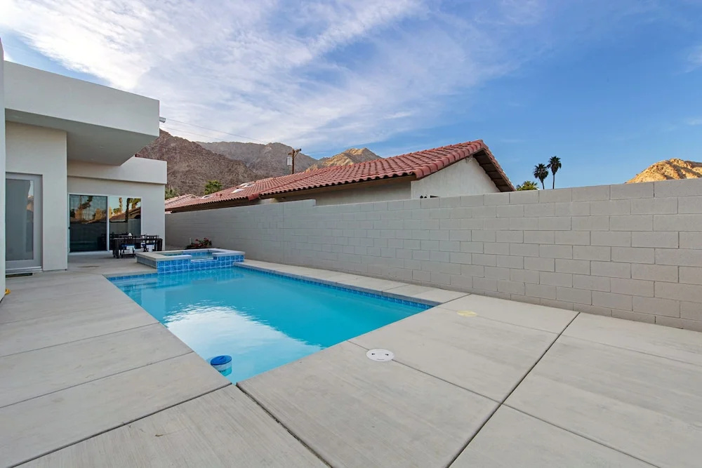 New With Pool + Hot Tub, Close To Downtown 4 Bedroom Home