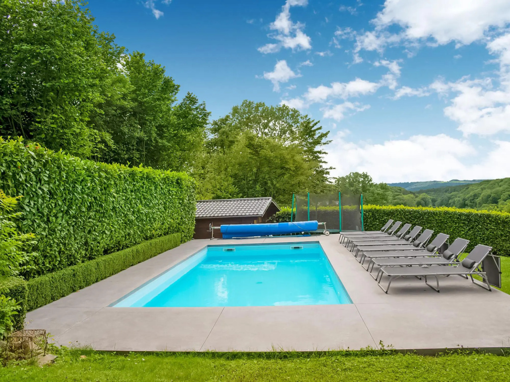 Family Escape with Pool