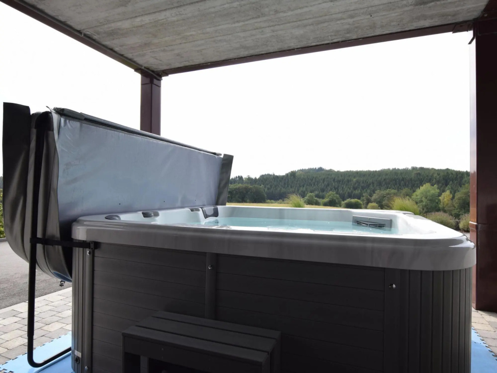 Classy Holiday Home in Martilly with bubble bath