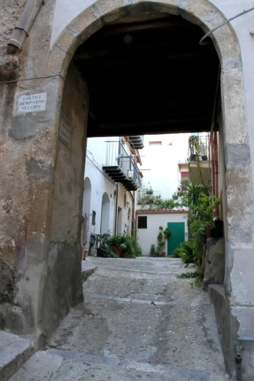 Typical Sicilian one Bedroom Apartment in the Heart of the Historic Center