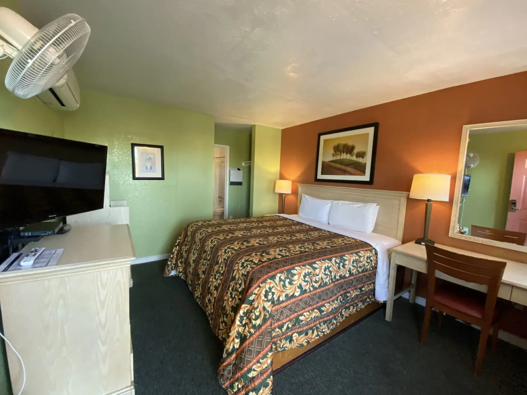 Fireside Inn By The Beach Boardwalk & Bowling
