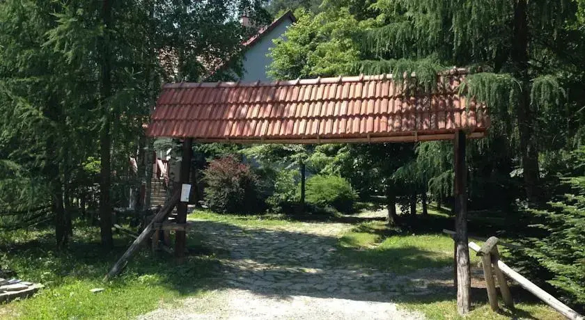 Biały Dom W ROPKI