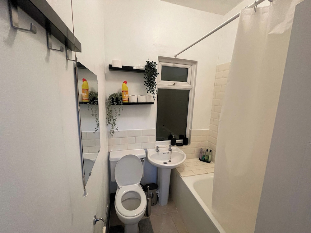 Large 4-bed Home, Free Parking, Near City Center