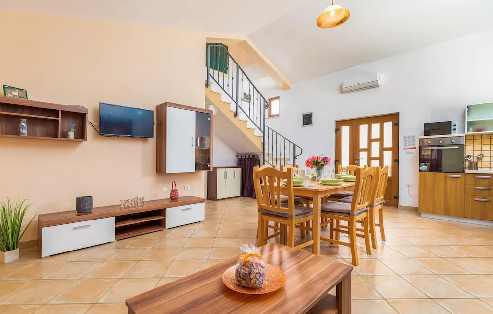 Nice Home In Liznjan With Wifi