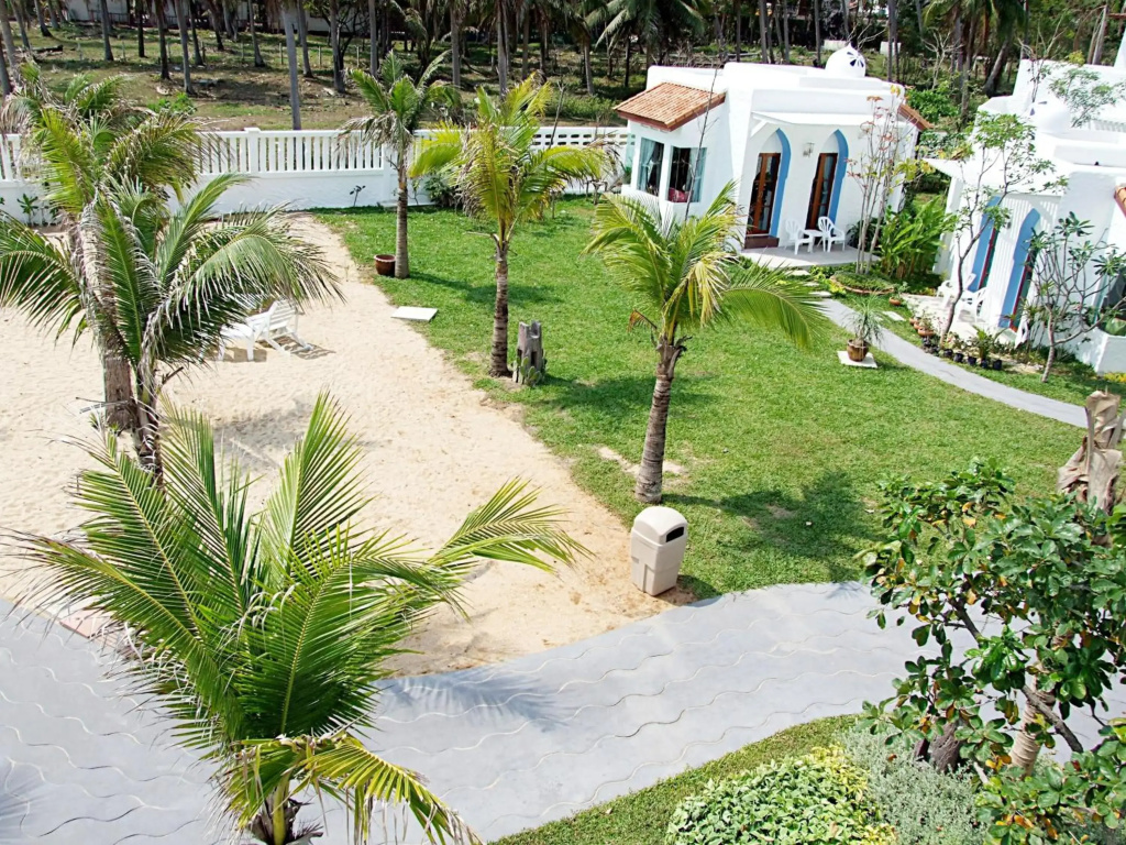 Baan Montra Beach Resort