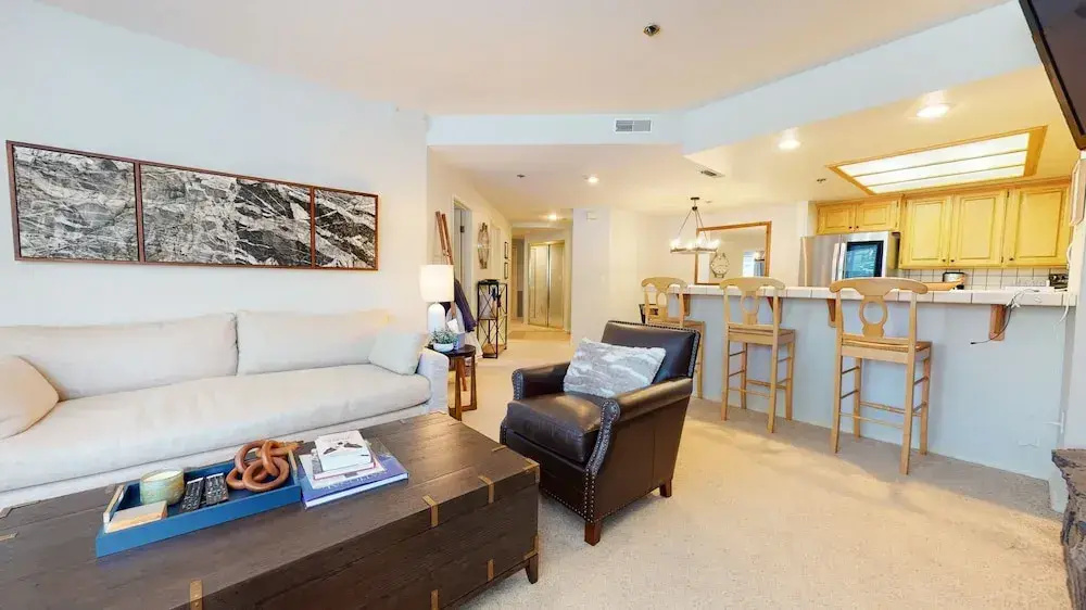 Silver Bear 21 Updated, Light and Bright, Walk to Canyon Lodge and Gondola by RedAwning