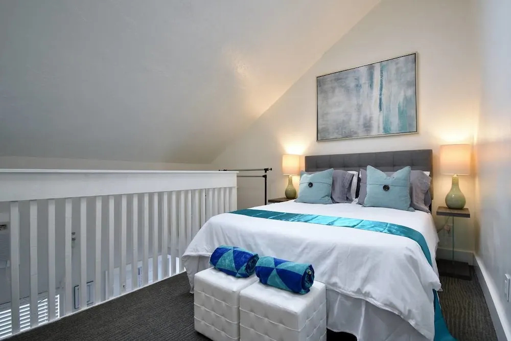 Steps From THE Ocean Trendy Designer Loft Unit 6