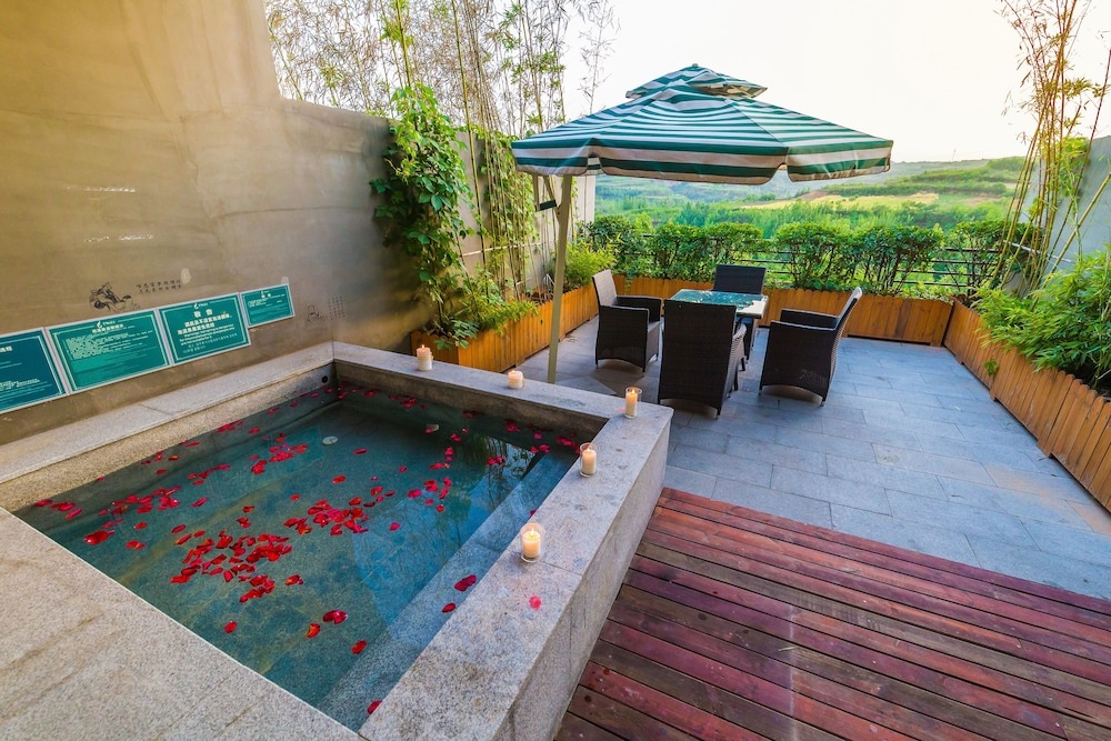 Fengxiang hot spring Hotel